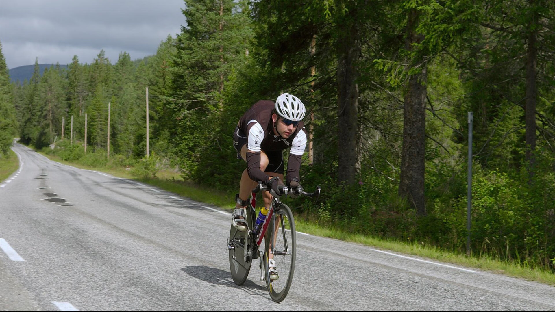 “东安湖赛场：飞扬的风帆与激情的竞技”